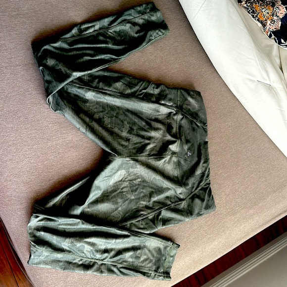 Prana Camo Print Leggings with pockets- sz Large - Picture 3 of 4